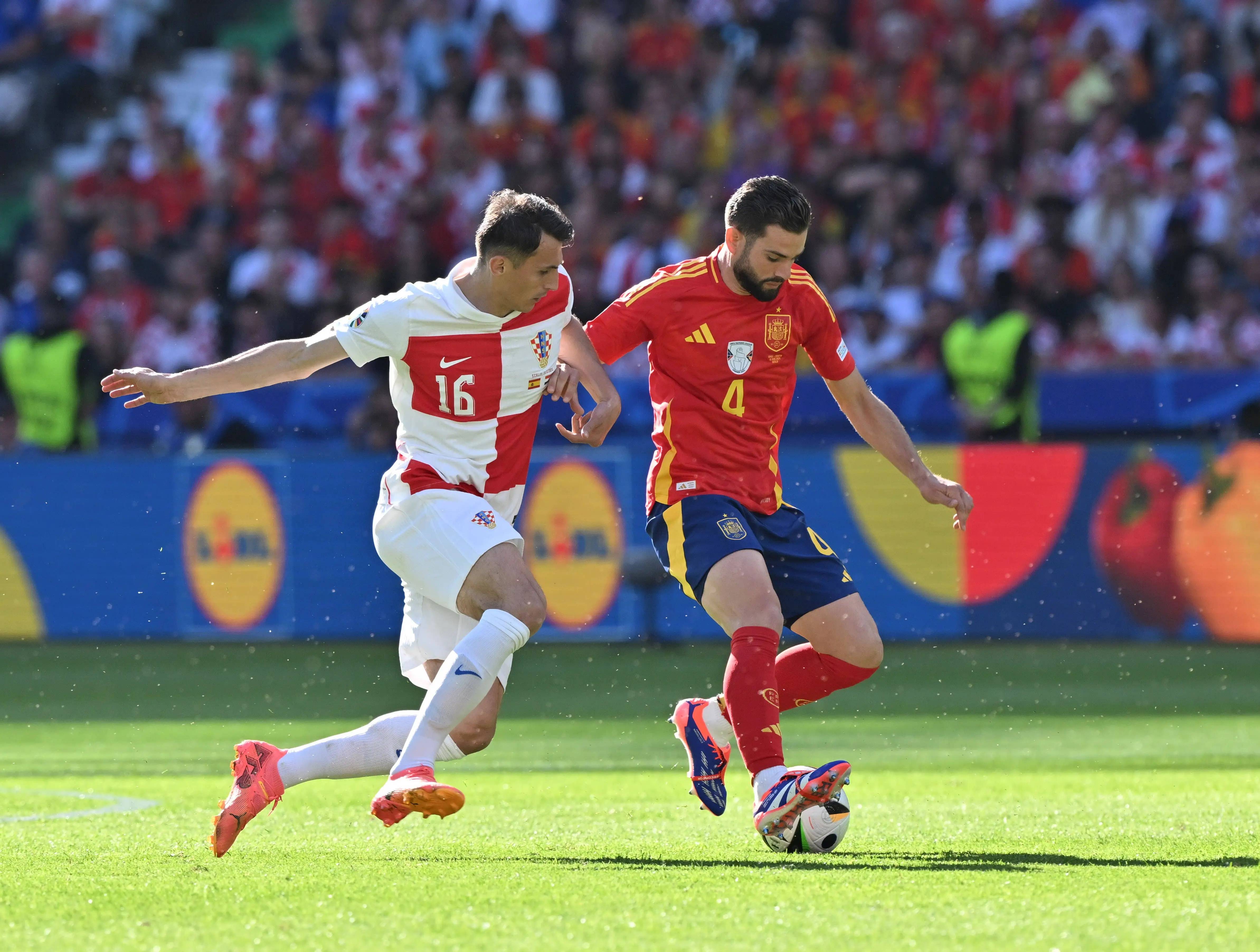 爱游戏官网-欧国联比赛中球员们奋力拼搏，为荣誉奋斗的简单介绍