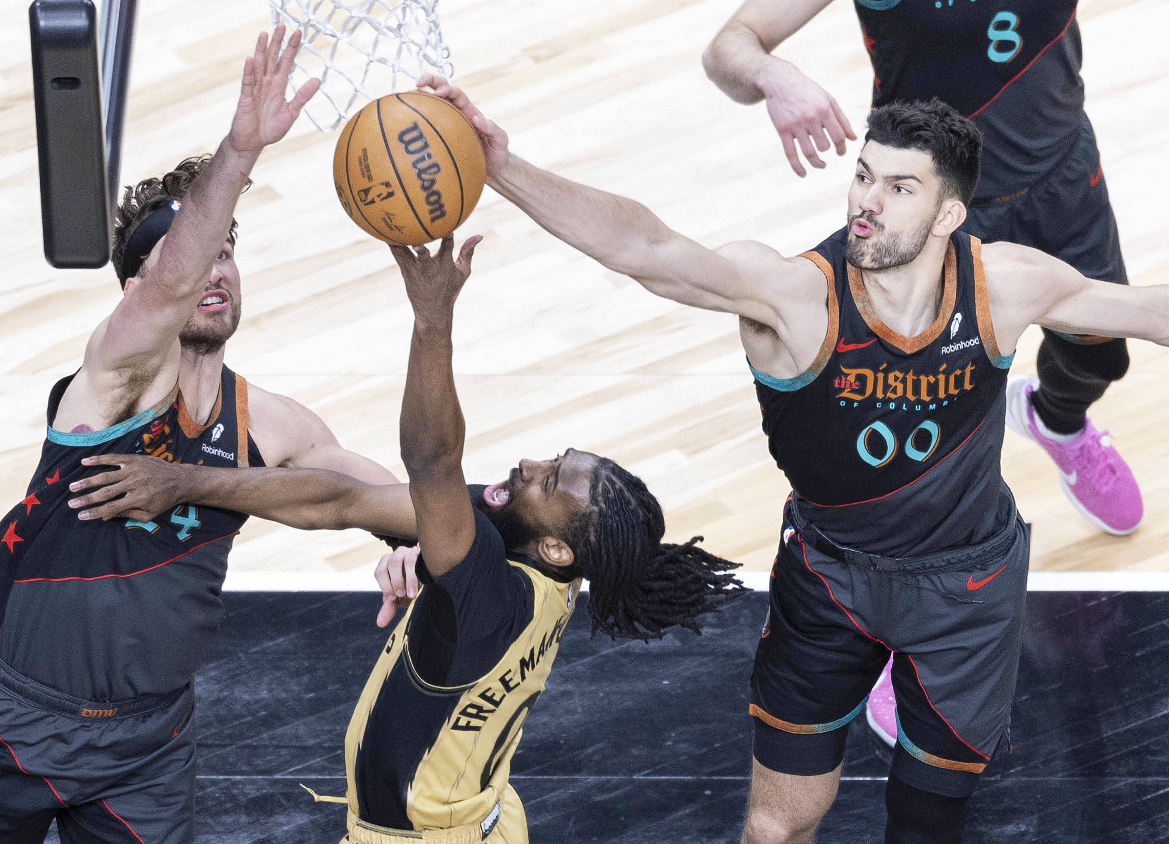 爱游戏在线-猛龙主场大胜快船，东部赛区领先优势扩大的简单介绍