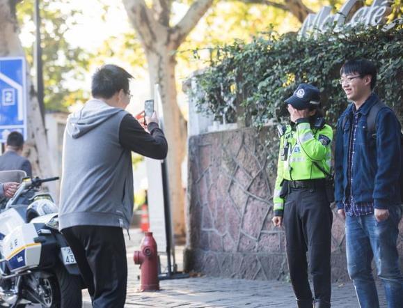 包含爱沙尼亚自行车队队员摘得银牌，英姿飒爽的词条