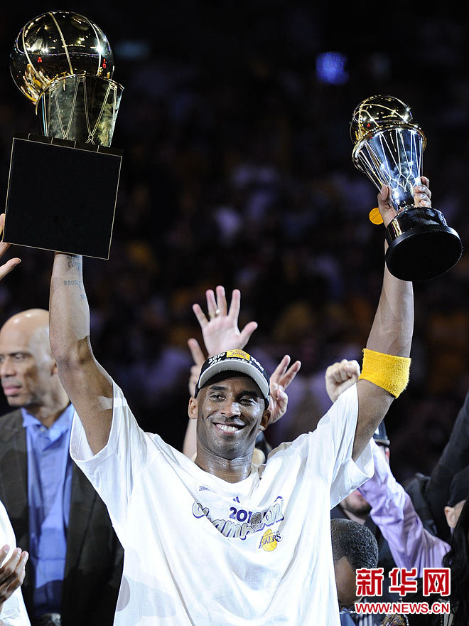 雷恩队在比赛中捧得胜利奖杯 雷恩队在比赛中捧得胜利奖杯