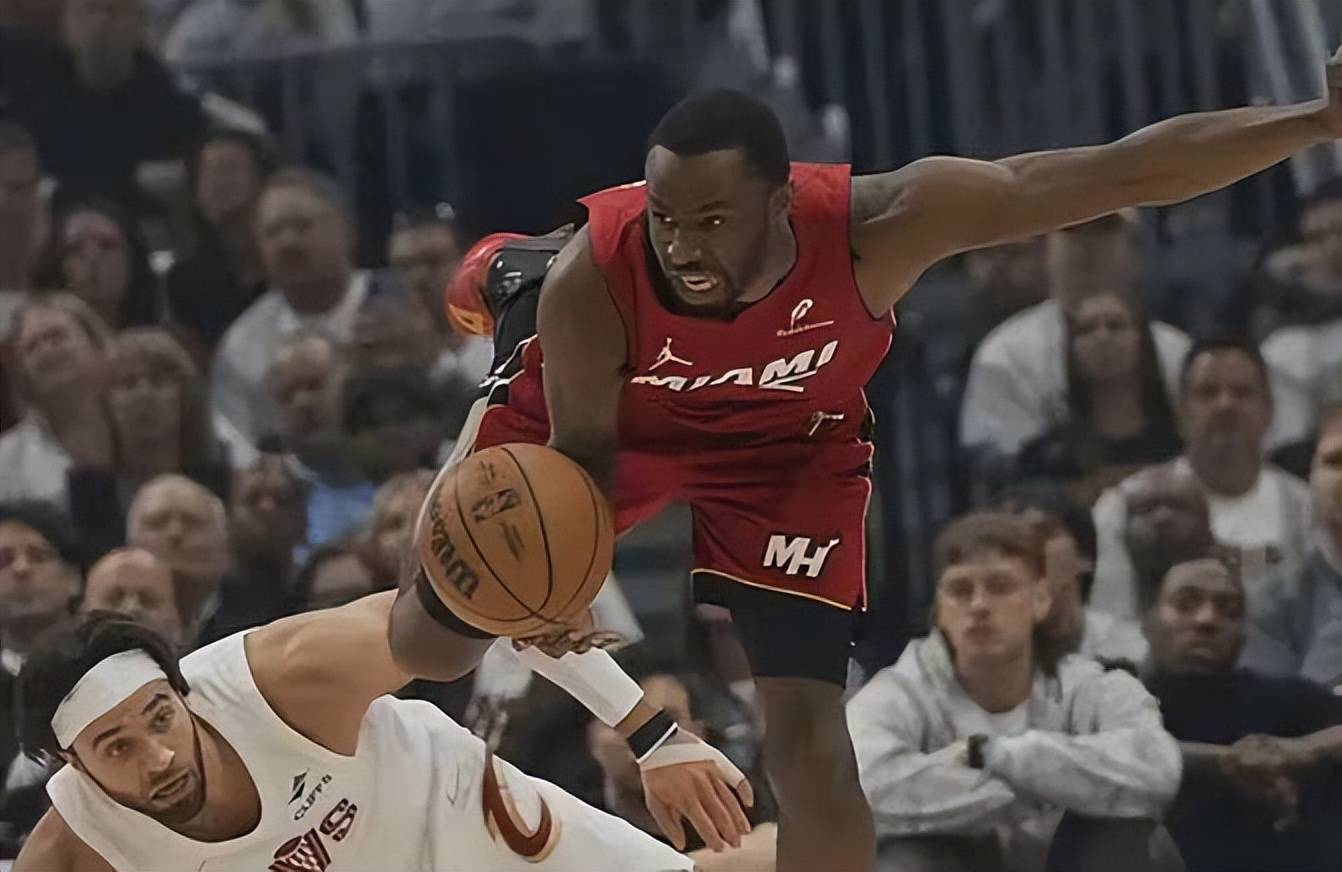 球员状态火热,带领球队轻松战胜 球员状态火热,带领球队轻松战胜