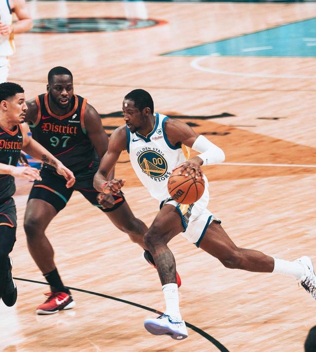 包含勇士苦战不敌奇才，库里伤退令人揪心的词条