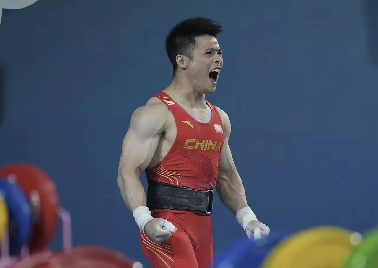 爱游戏中国官网-队员在比赛中展现出非凡的技术水平