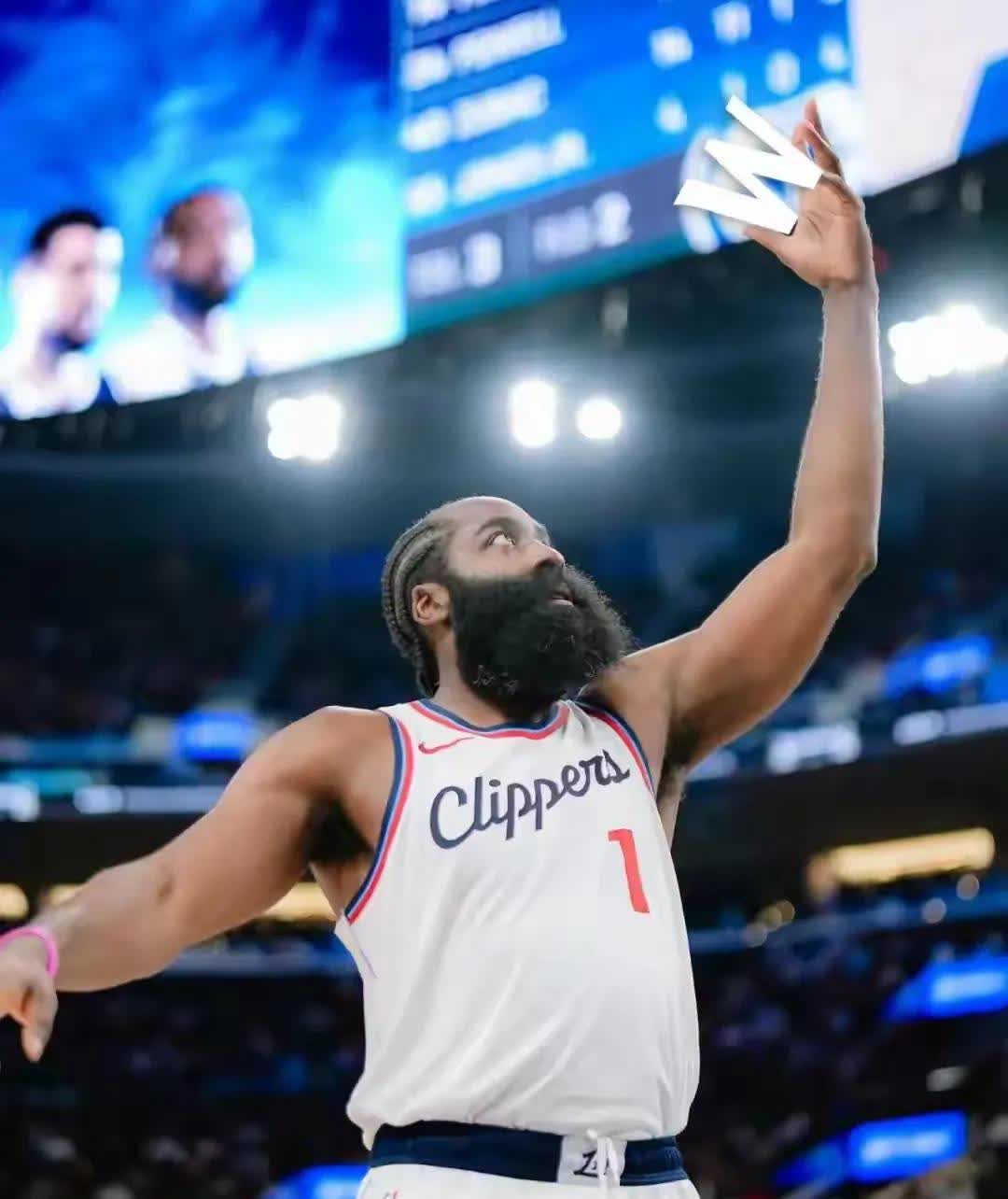 火箭再击鹈鹕，哈登连升冠球队狂希望梦