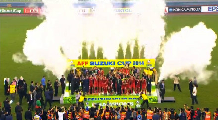 泰国球迷为泰国队的成功加油打气