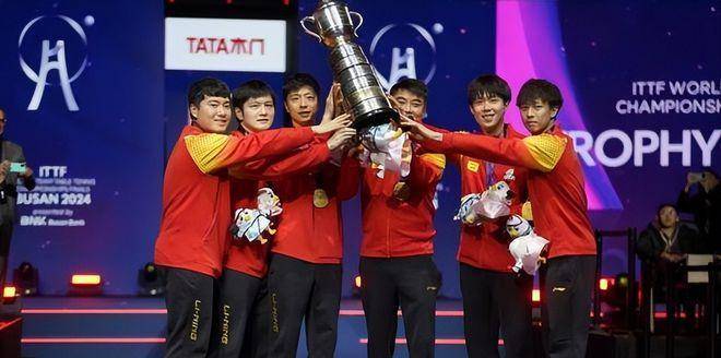 赛场气氛热烈，球队奋力争胜