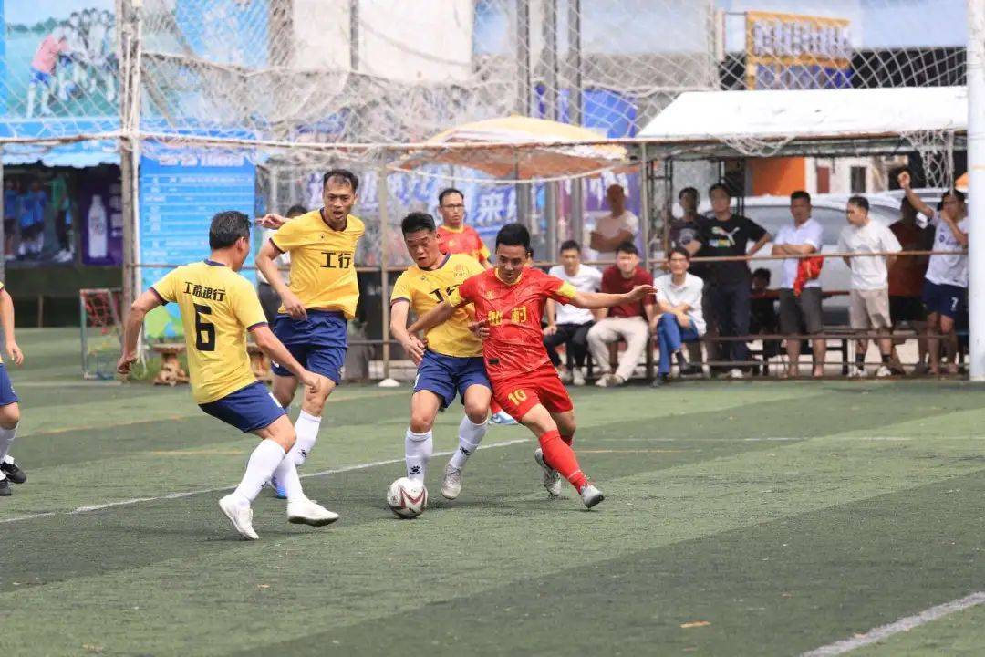 爱游戏官网入口-包含足球场上的激烈角逐，看谁能夺得胜利！的词条