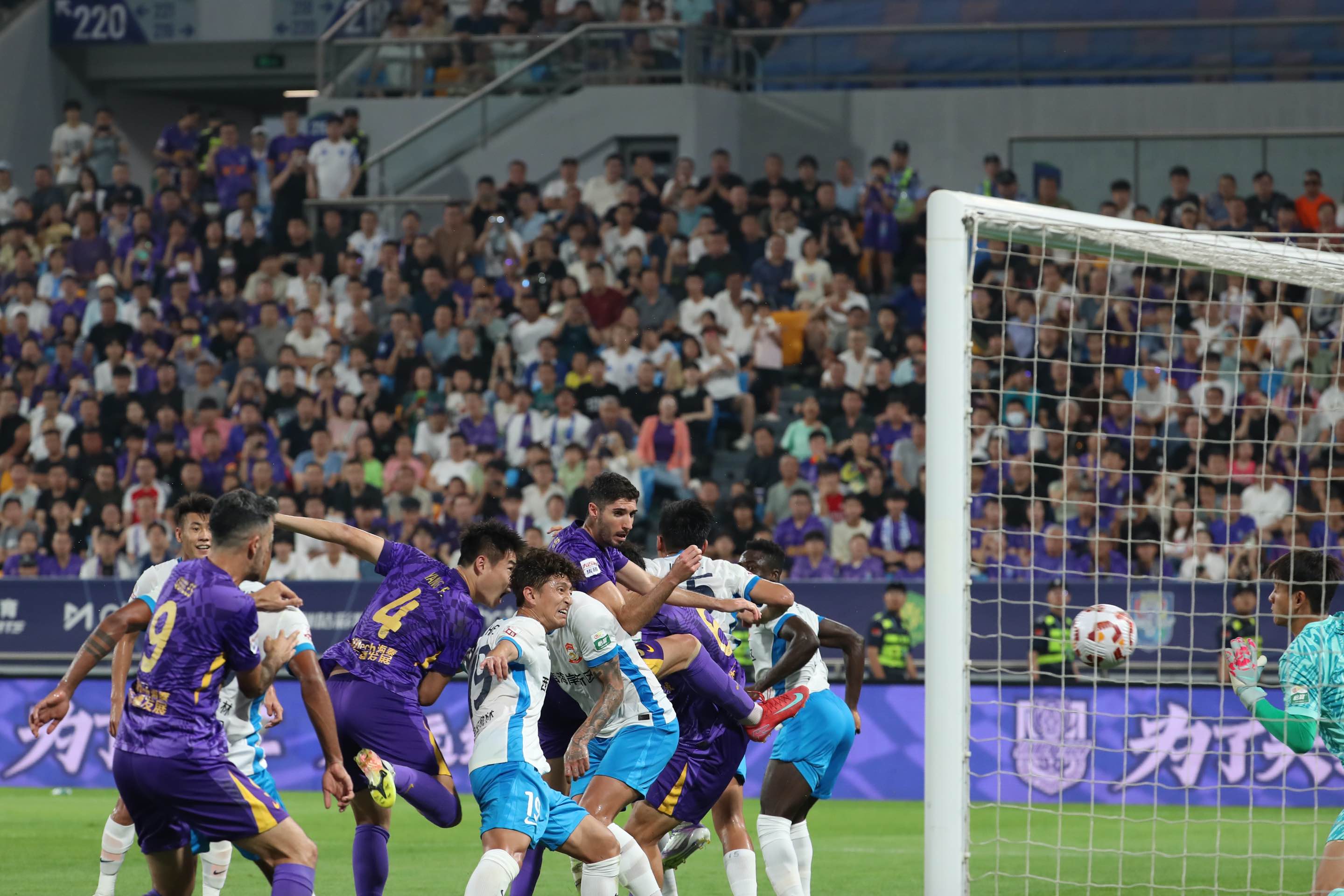 比赛过程中各队球员展现了顽强的斗志