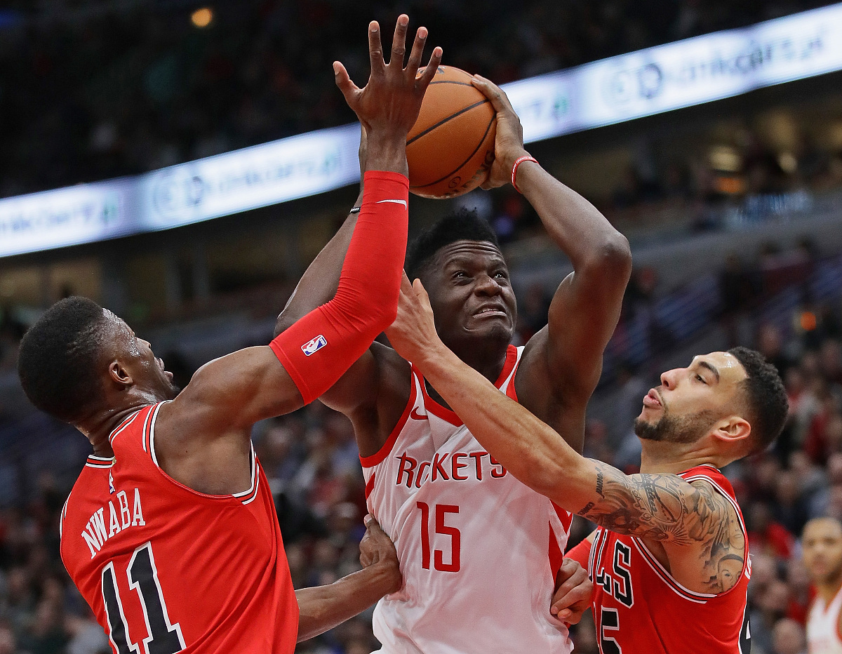 关于经过激烈角逐，球队艰难地抓住胜利的尾巴的信息