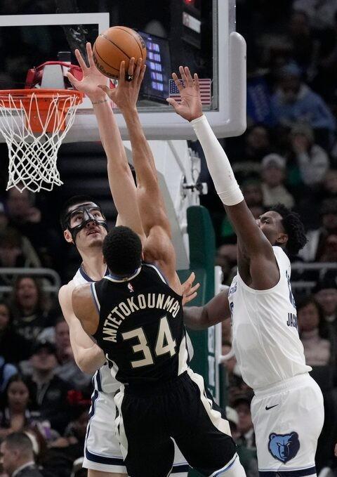 关于雄鹿胜灰熊，字母哥32分狂砍的信息