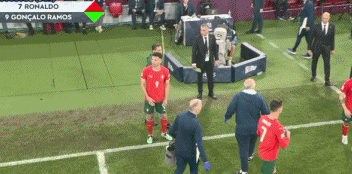 关于西班牙连续两场失利,小组排名下滑的信息 关于西班牙连续两场失利,小组排名下滑的信息